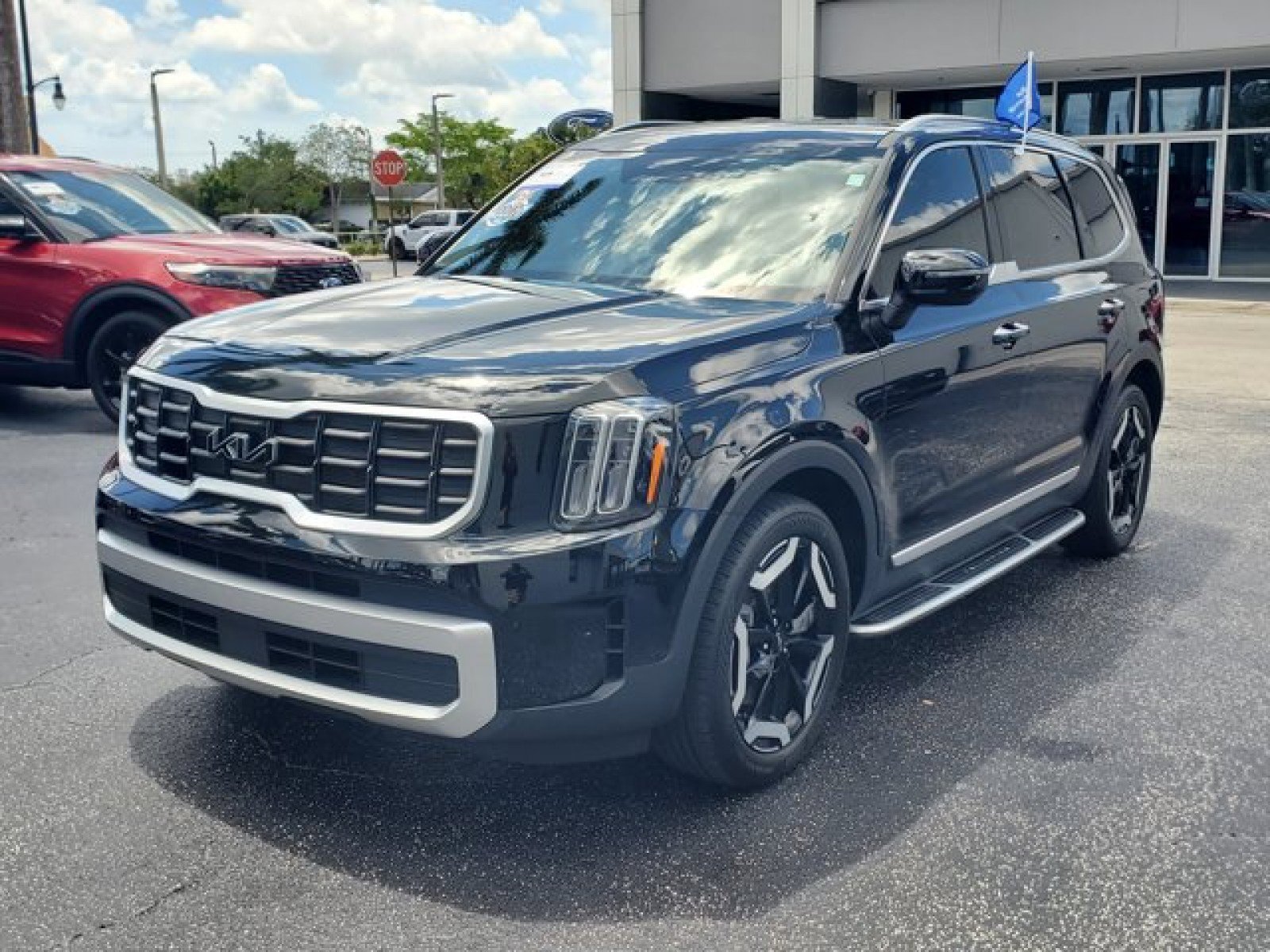 Used 2023 Kia Telluride S AWD/4WD image 3