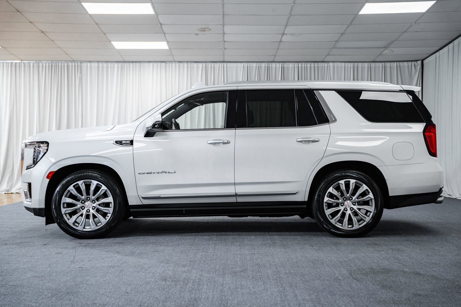 Used 2022 GMC Yukon Denali w/ Denali Premium Package AWD/4WD image 5