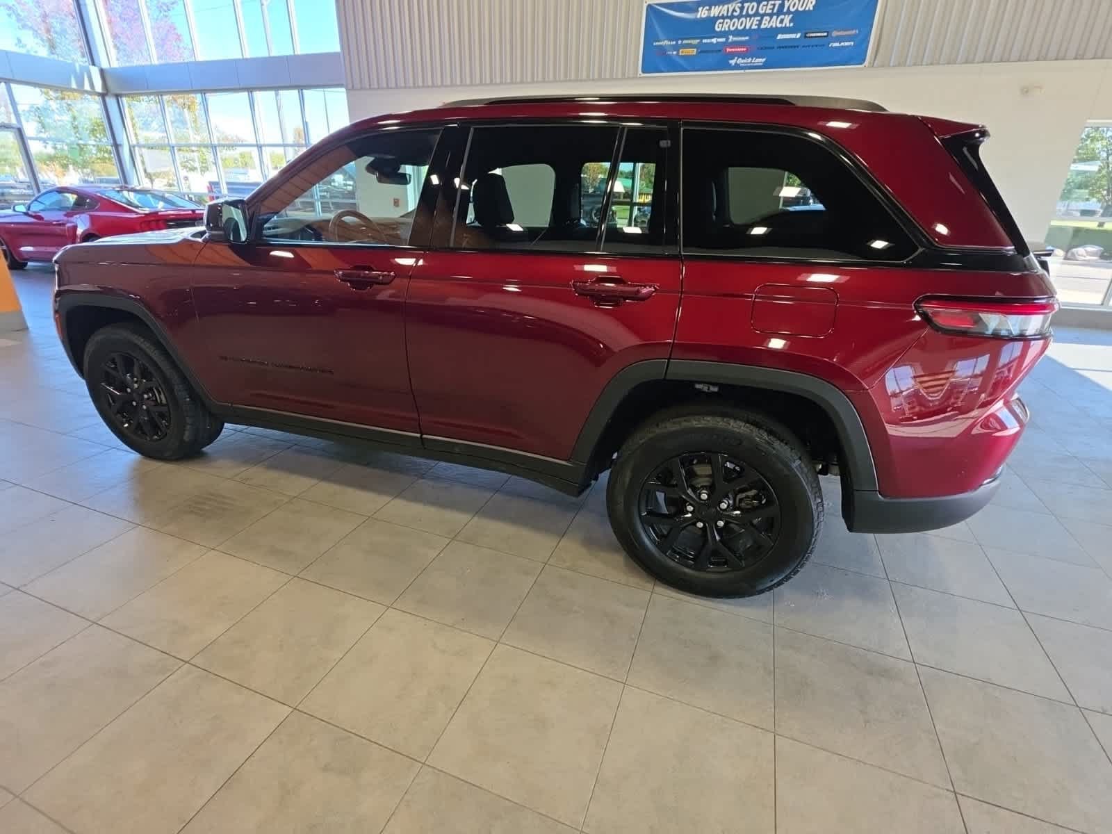 Used 2025 Jeep Grand Cherokee Altitude AWD/4WD image 13