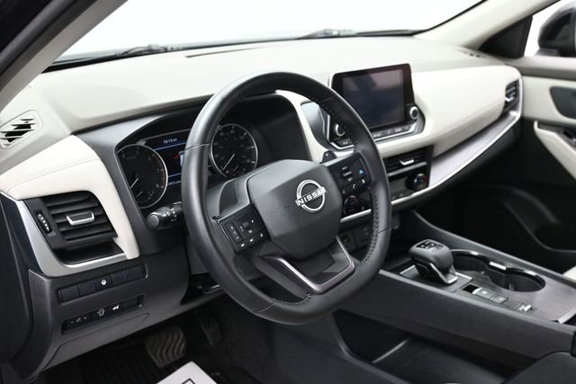 Used 2025 Nissan Rogue SV FWD image 15