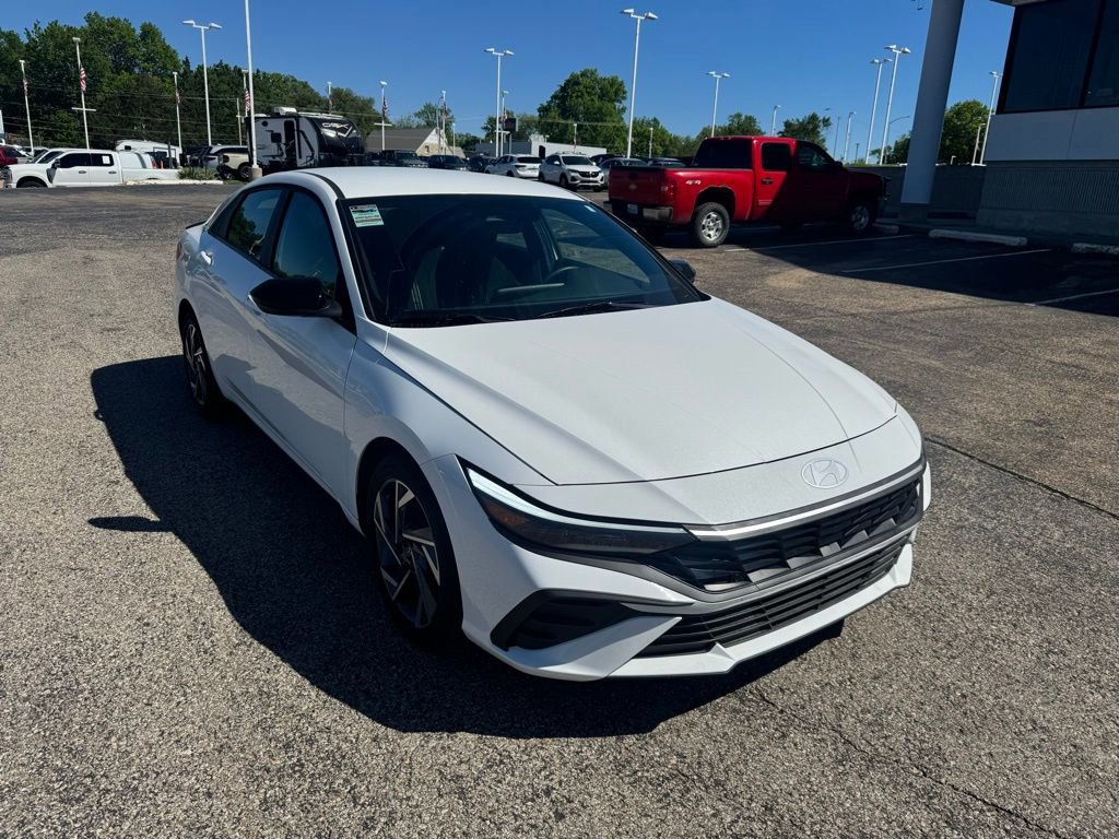 Used 2025 Hyundai Elantra Sport FWD image 5