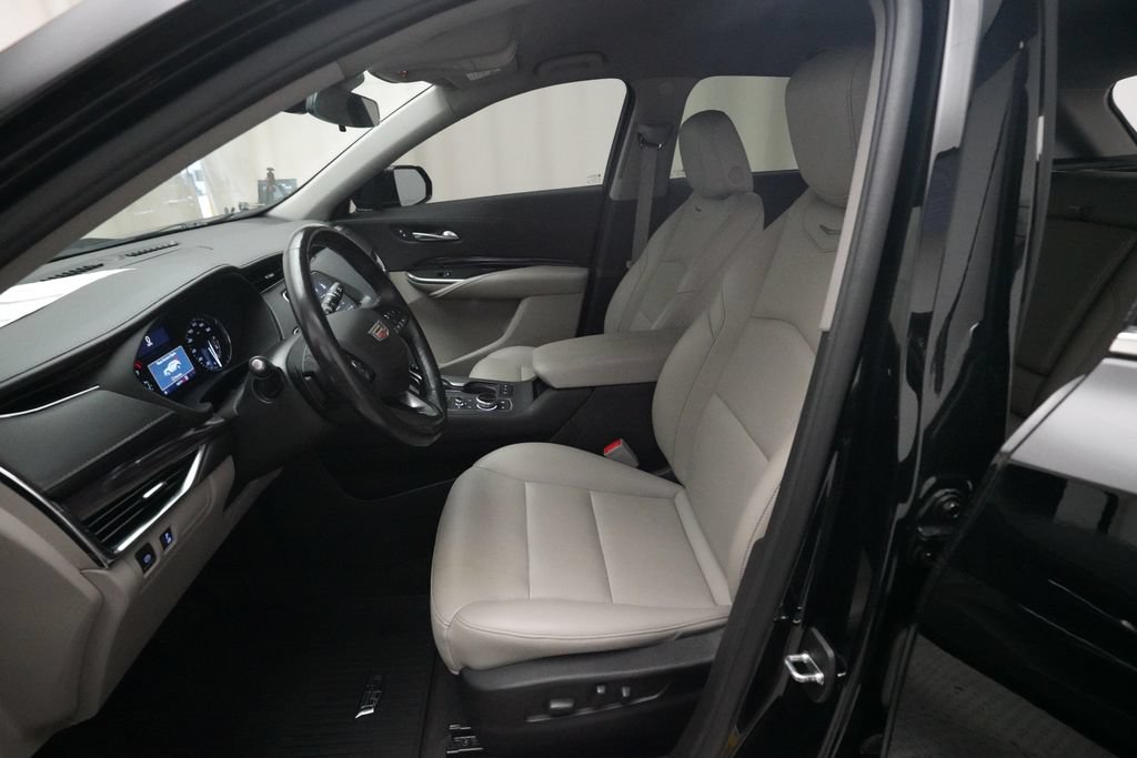 Used 2022 Cadillac XT4 Luxury w/ Cold Weather Package AWD/4WD image 7