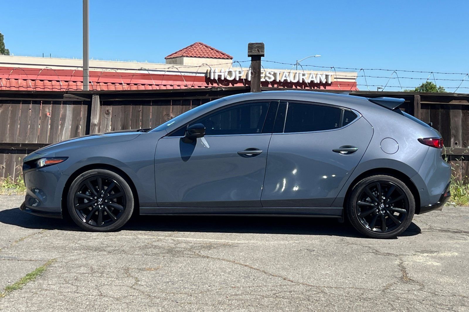 Used 2021 MAZDA MAZDA3 Hatchback w/Premium Plus Pkg image 2