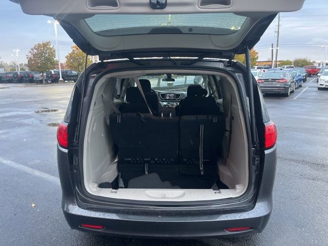 Used 2022 Chrysler Voyager LX image 12