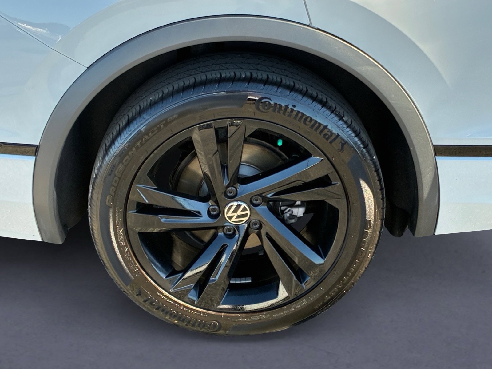 Used 2024 Volkswagen Tiguan SE R-Line FWD image 9