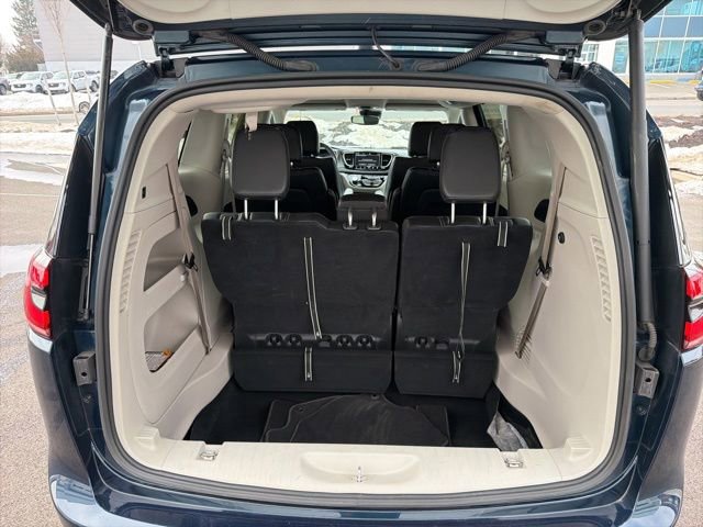 Used 2023 Chrysler Pacifica Touring-L image 34