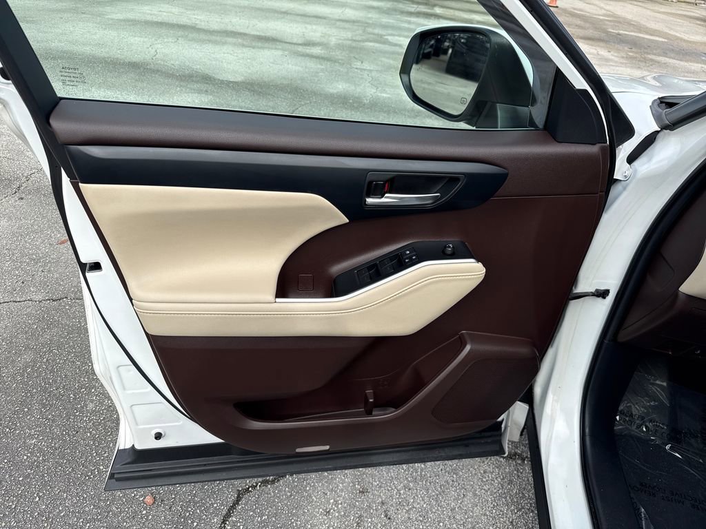 Used 2021 Toyota Highlander XLE image 13