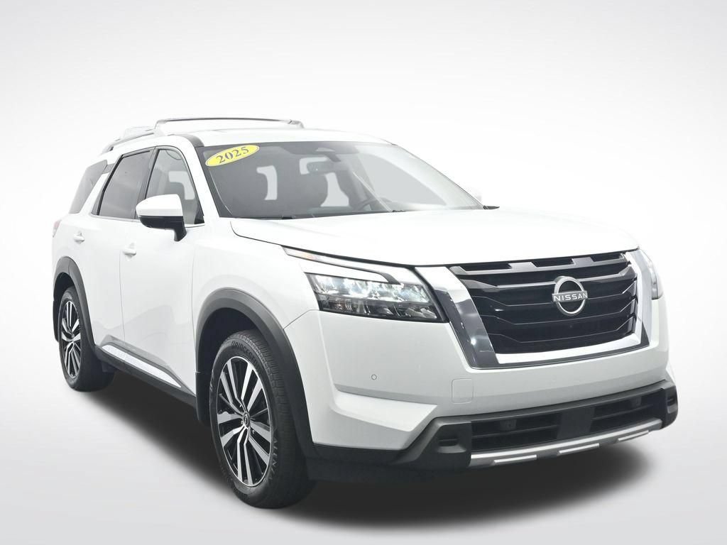 Used 2025 Nissan Pathfinder Platinum FWD image 3