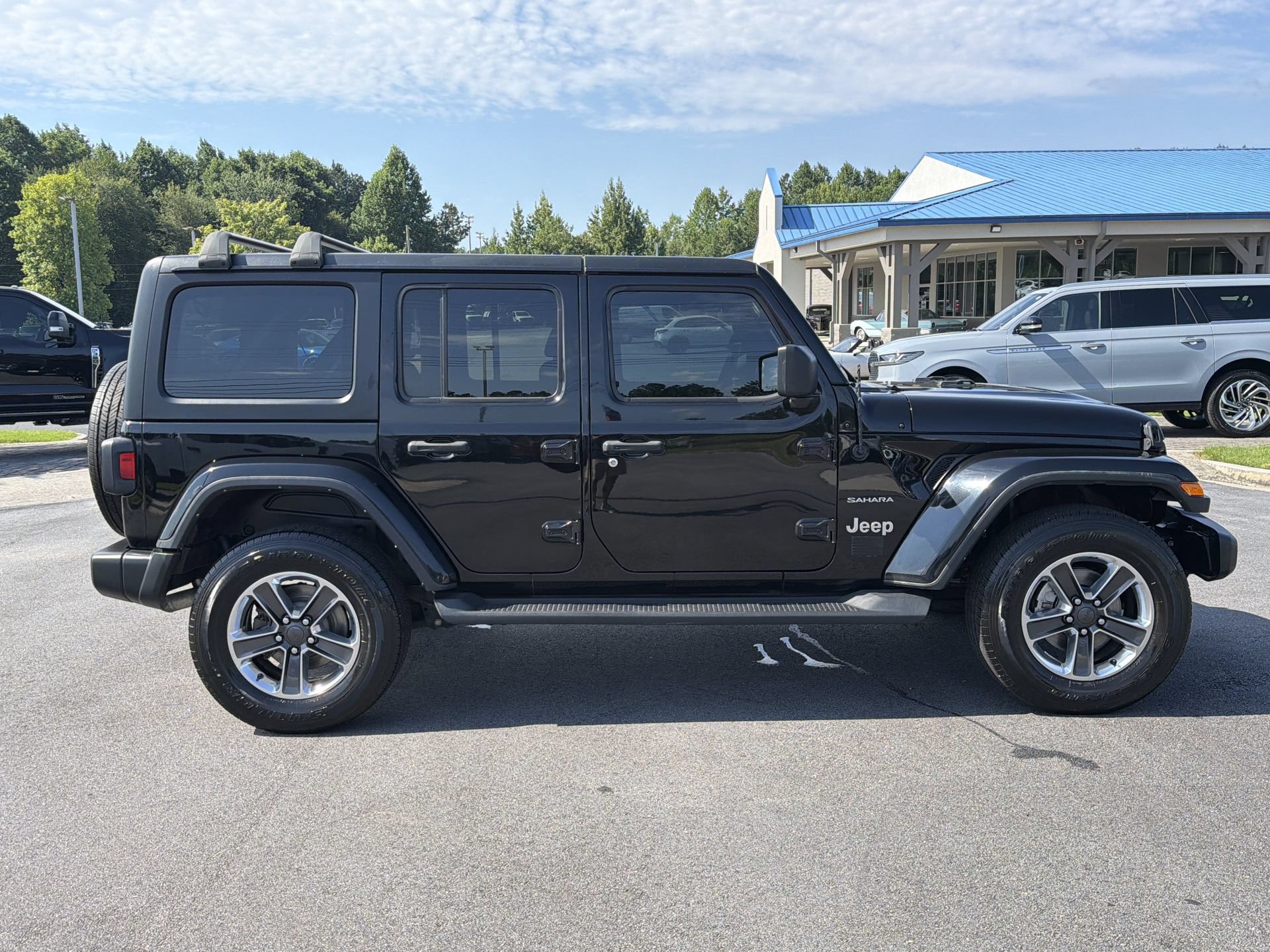 Used 2022 Jeep Wrangler Unlimited Sahara AWD/4WD image 27
