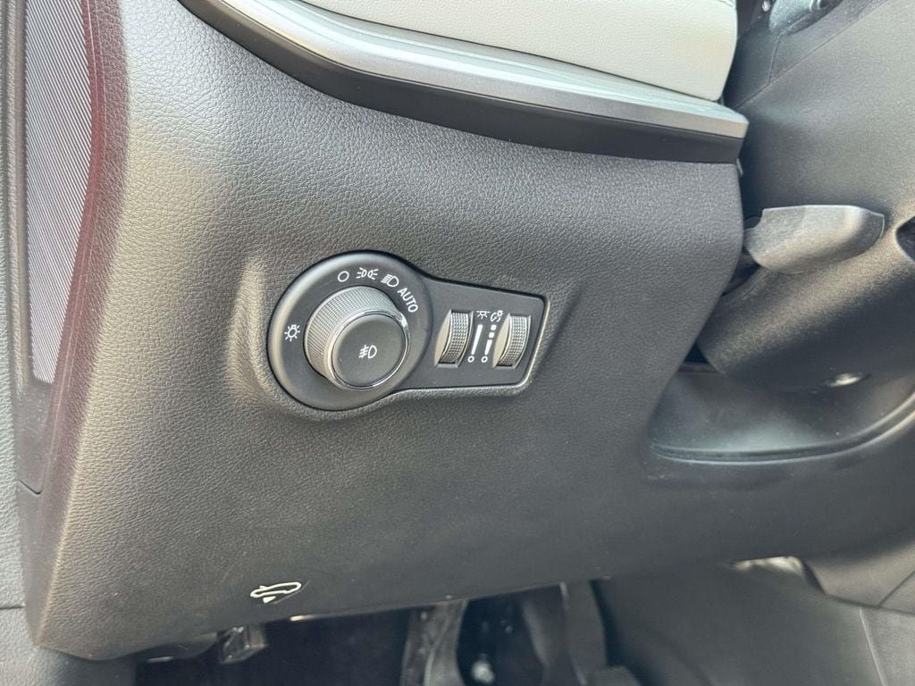Used 2025 Jeep Compass Limited AWD/4WD image 11