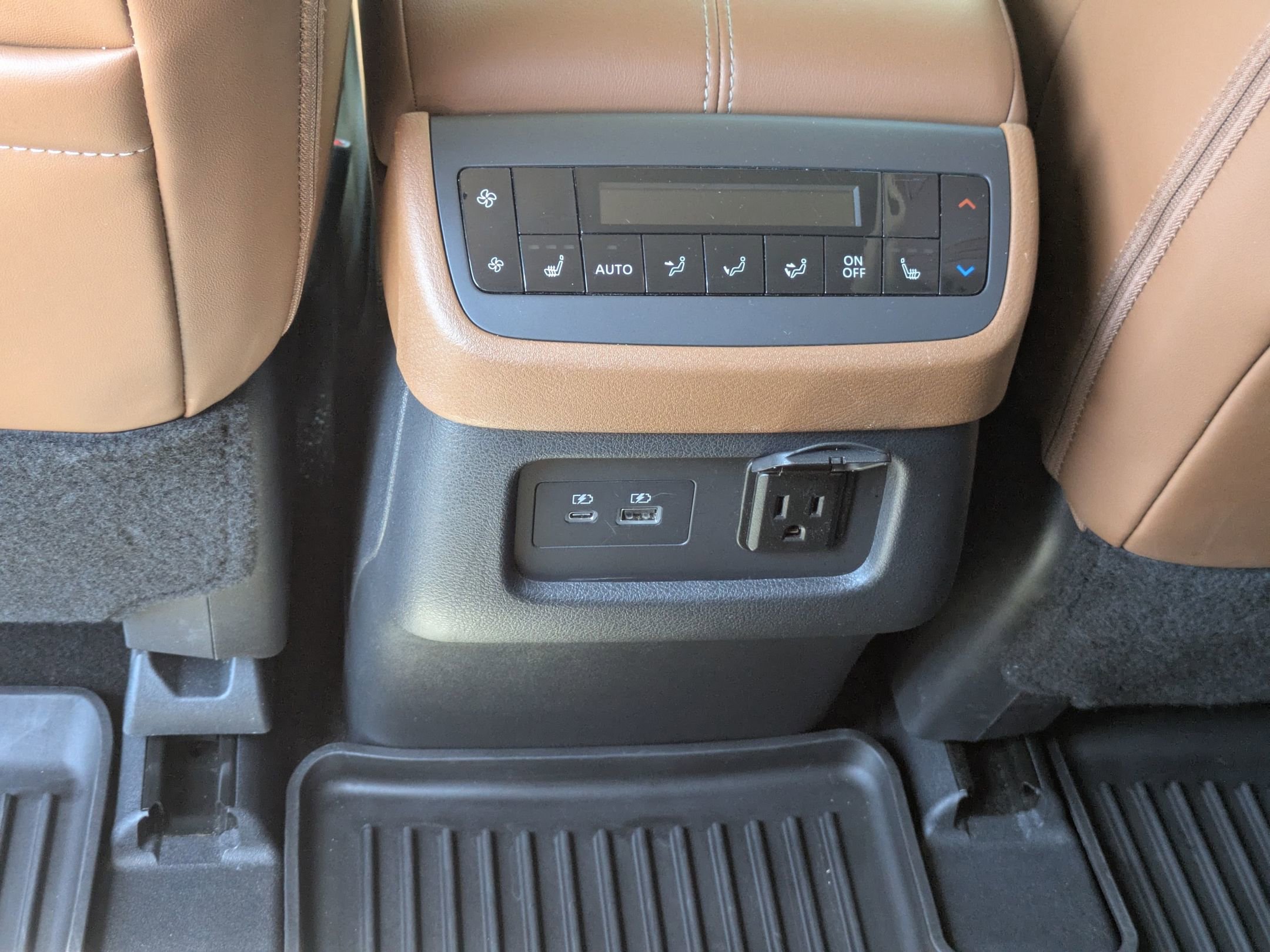 Used 2024 Nissan Pathfinder Platinum w/ Black Appearance Package FWD image 30