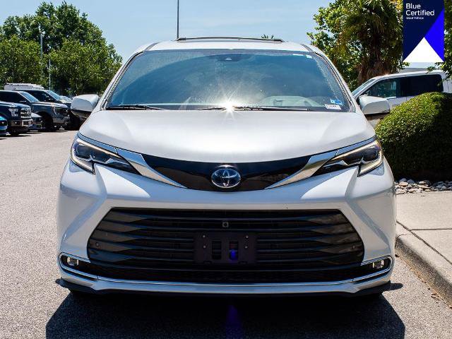 Used 2025 Toyota Sienna Platinum AWD/4WD image 2