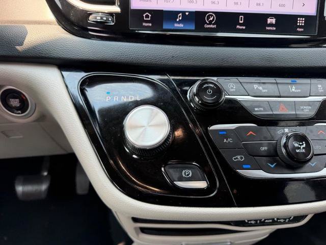 Used 2023 Chrysler Pacifica Touring-L FWD image 19