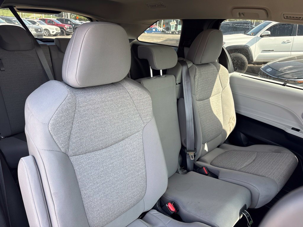 Used 2025 Toyota Sienna LE FWD image 9