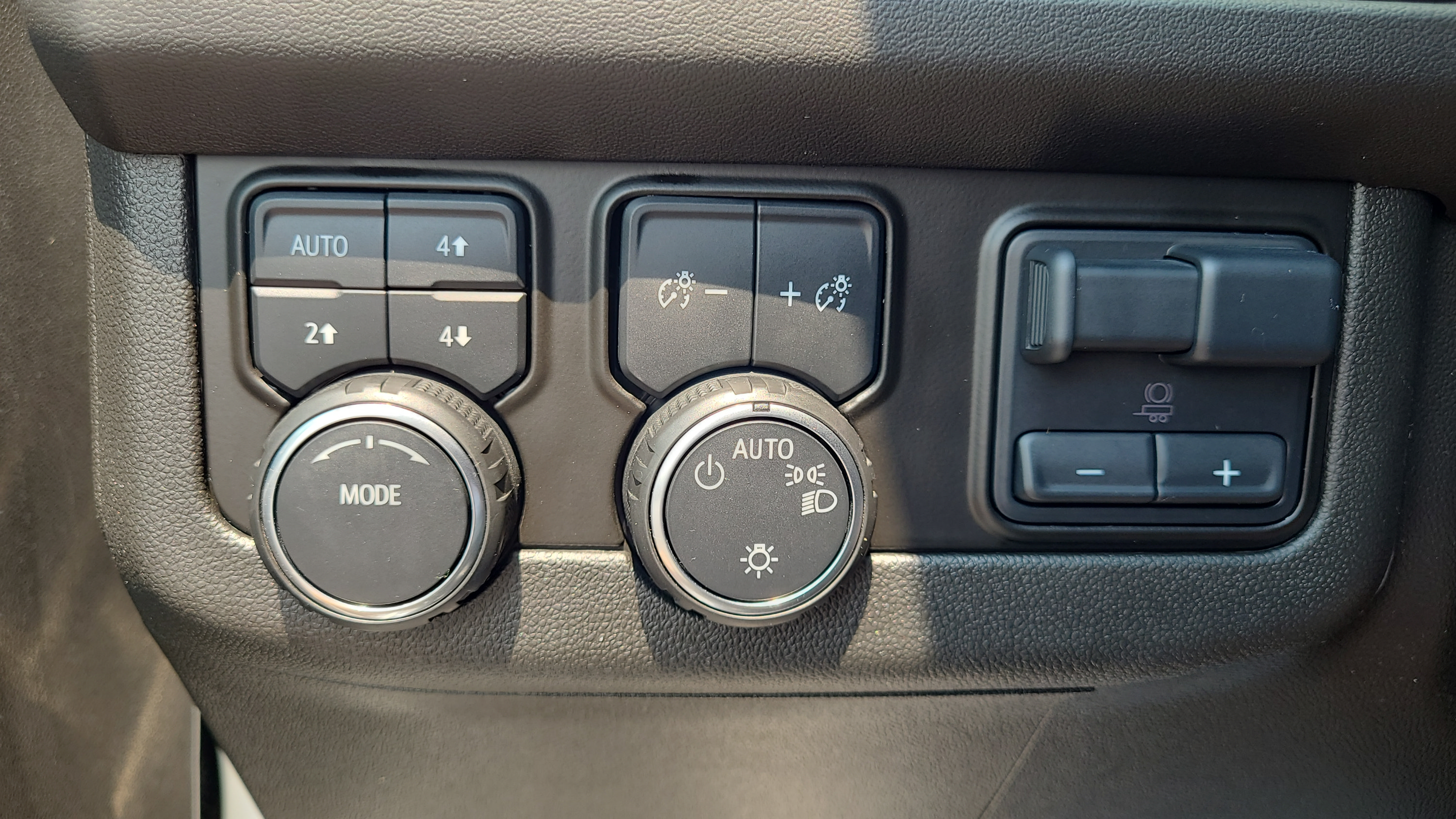 Used 2024 Chevrolet Suburban RST w/ Luxury Package AWD/4WD image 28