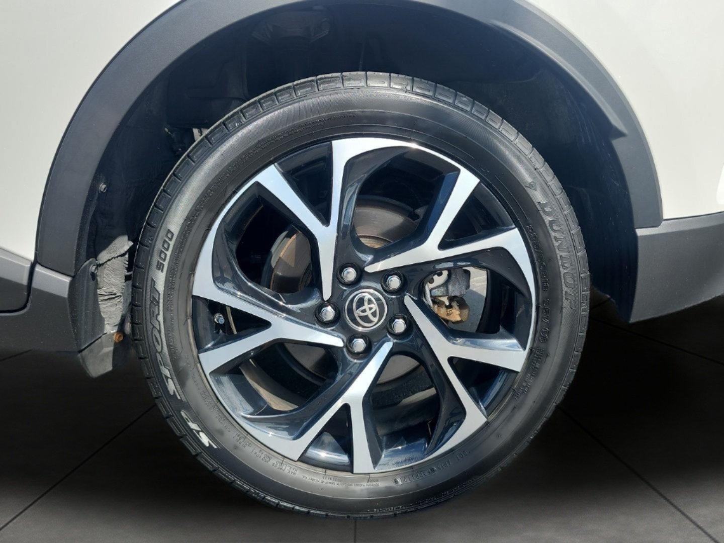 Used 2021 Toyota C-HR XLE FWD image 7