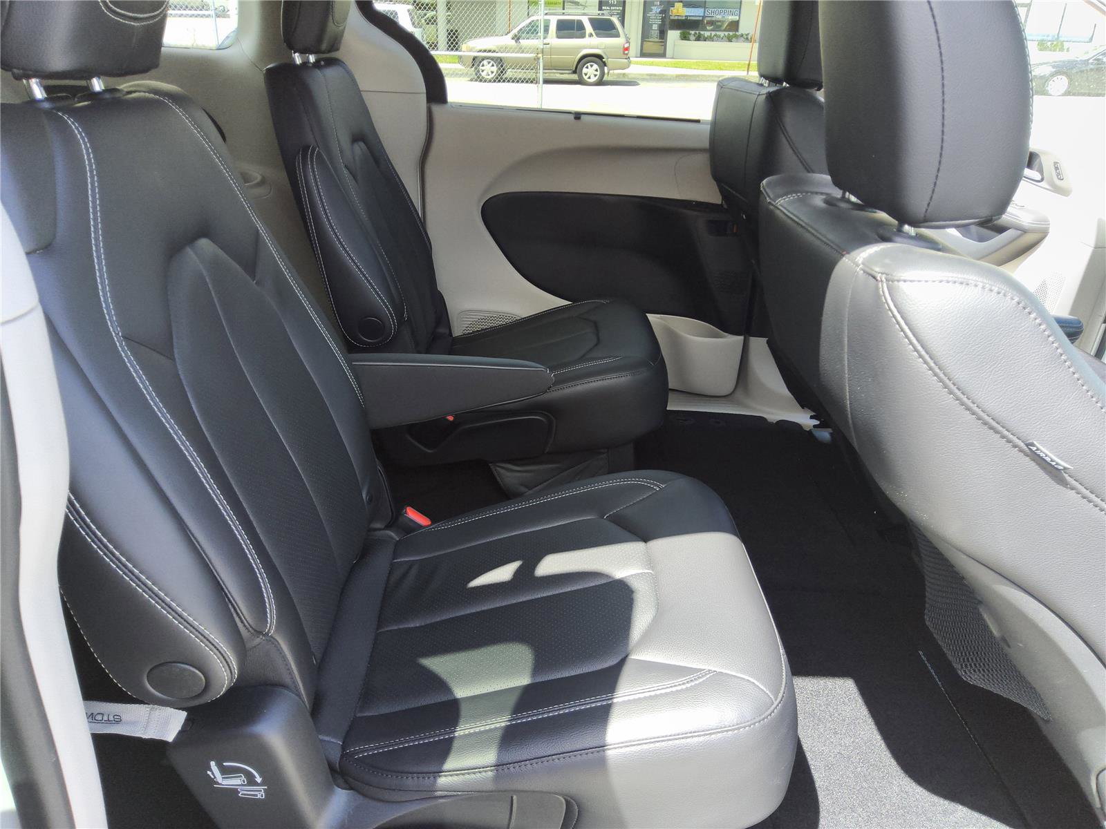 Used 2022 Chrysler Pacifica Touring-L AWD/4WD image 22