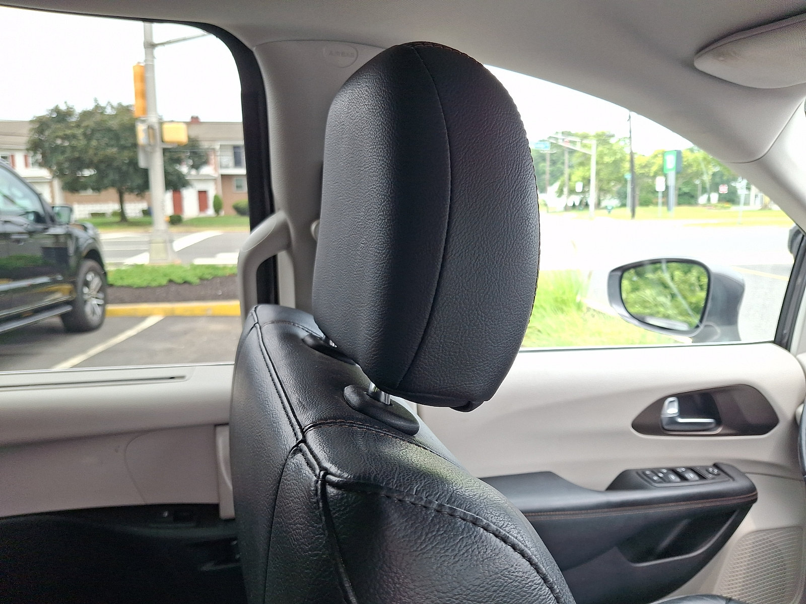 Used 2019 Chrysler Pacifica Touring-L FWD image 13