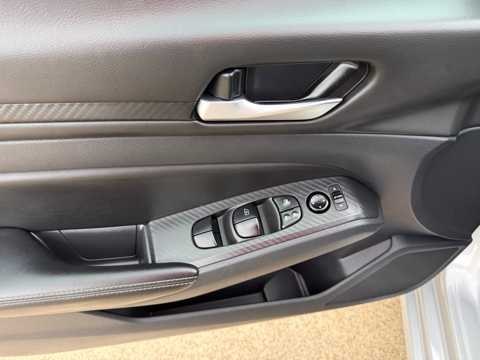 Used 2025 Nissan Altima 2.5 SV FWD image 14