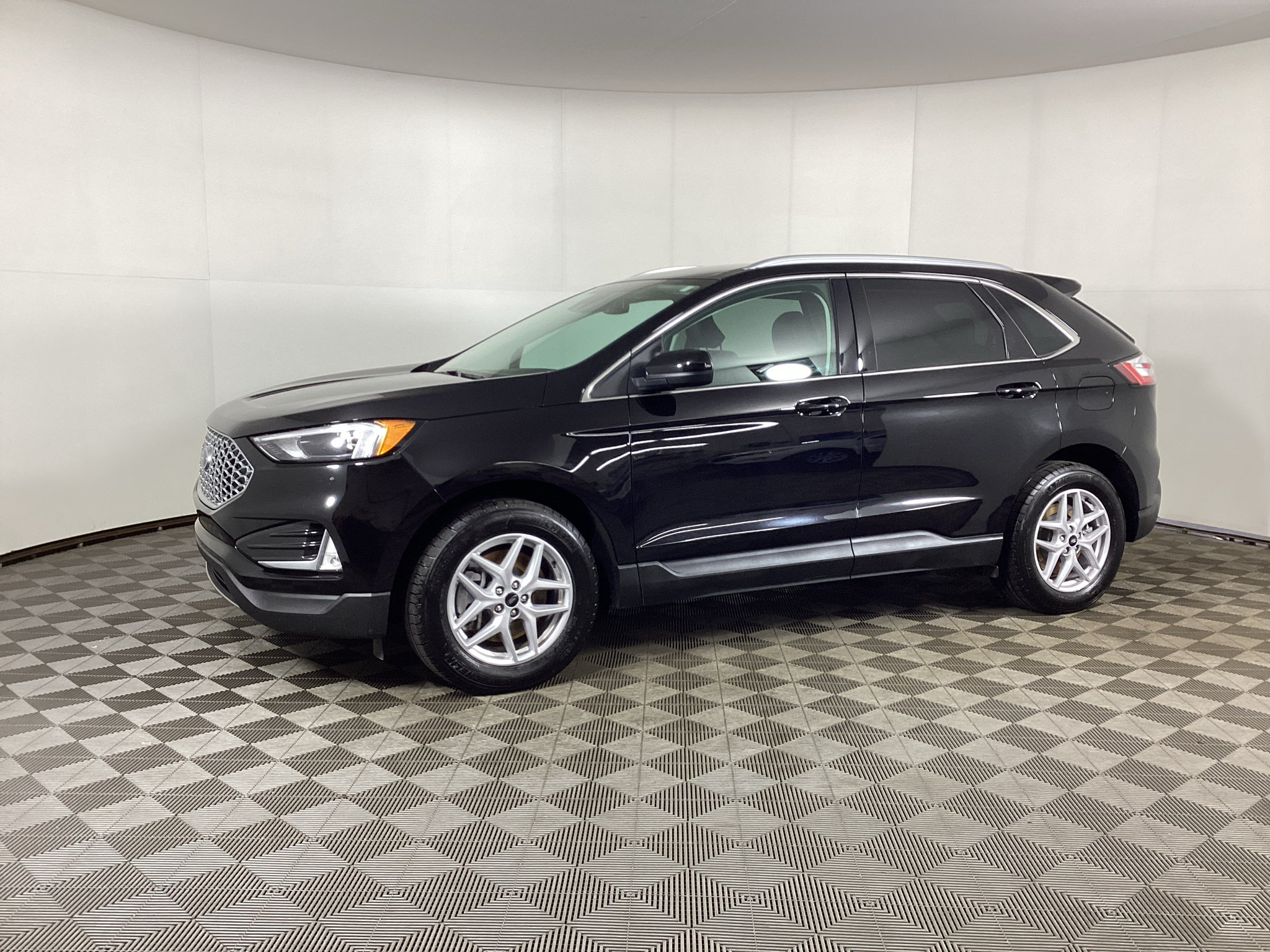 Certified 2024 Ford Edge SEL w/ Convenience Package AWD/4WD image 5