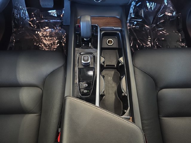 Used 2023 Volvo XC60 B5 Plus w/ Protection Package Premier FWD image 4