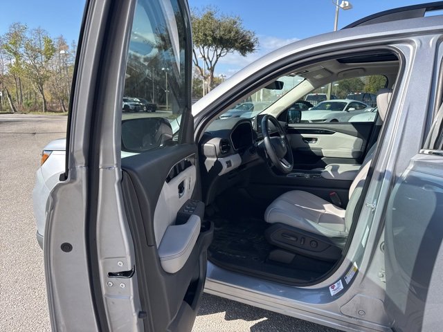Used 2024 Honda Pilot Touring image 13