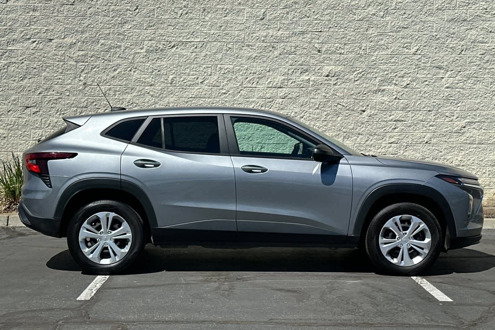 Used 2025 Chevrolet Trax LS w/ Driver Confidence Package FWD image 9