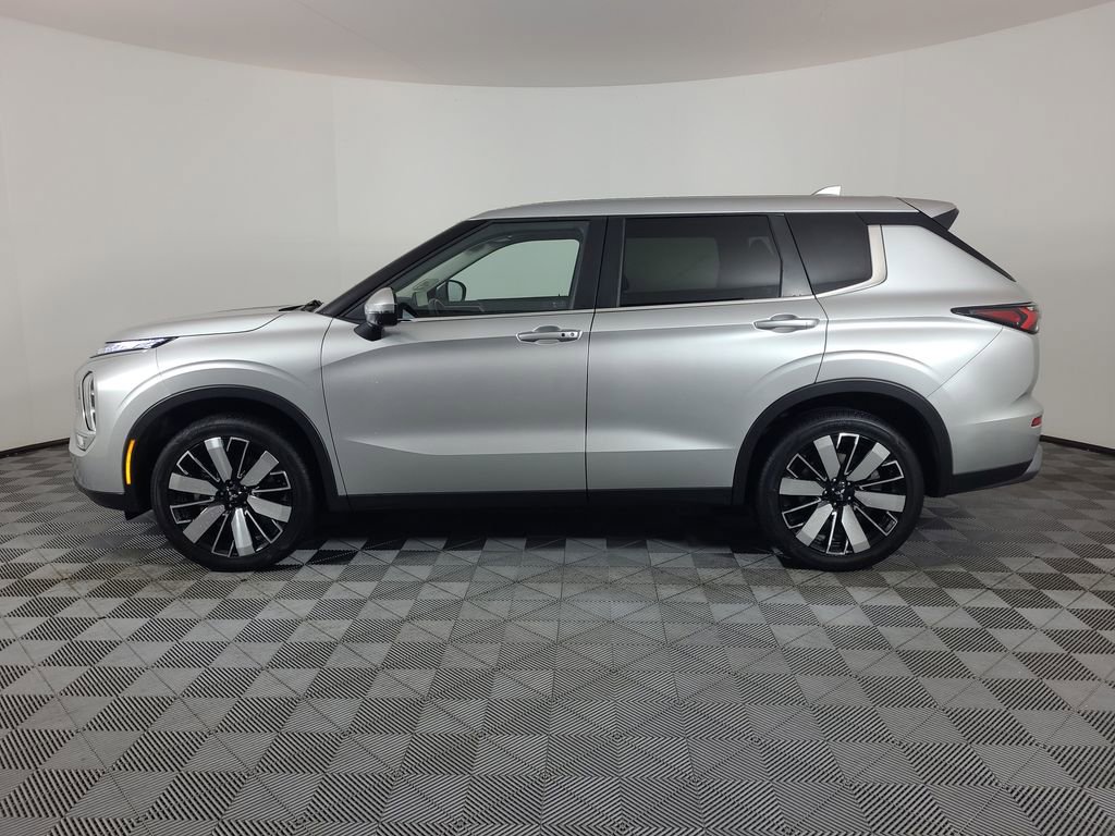Used 2025 Mitsubishi Outlander AWD image 6