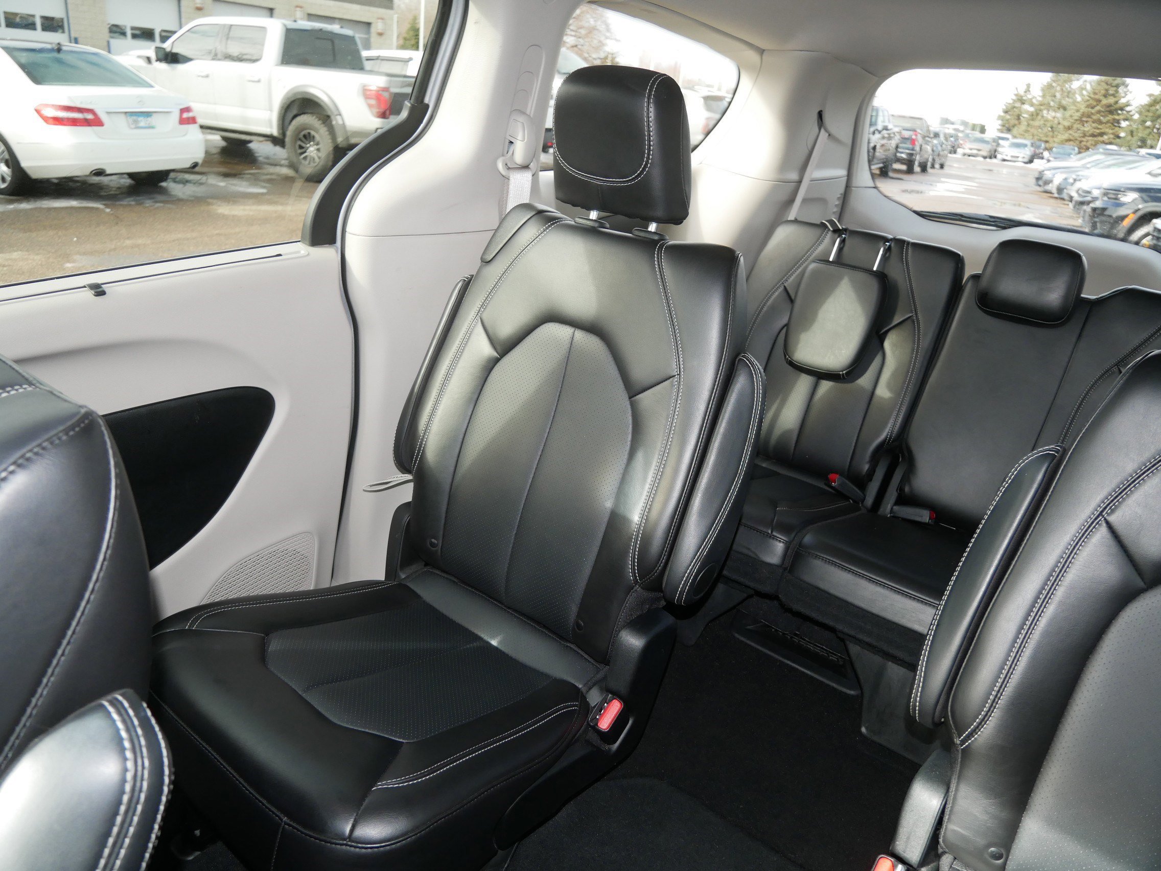 Used 2024 Chrysler Pacifica Touring-L image 12