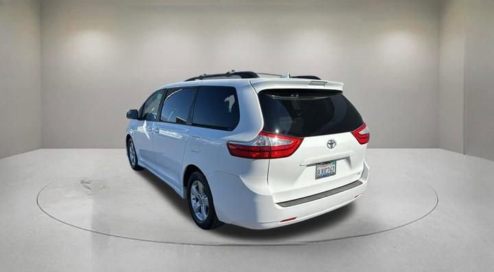 Used 2019 Toyota Sienna LE w/ Carpet Mat Package FWD image 4