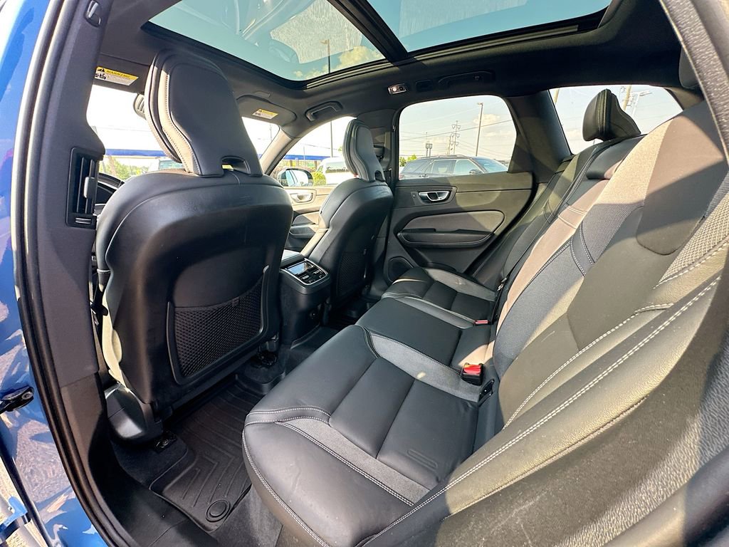 Used 2021 Volvo XC60 T5 R-Design w/ Climate Package AWD/4WD image 4