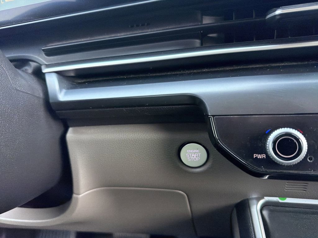 Used 2025 Kia Carnival FWD image 27