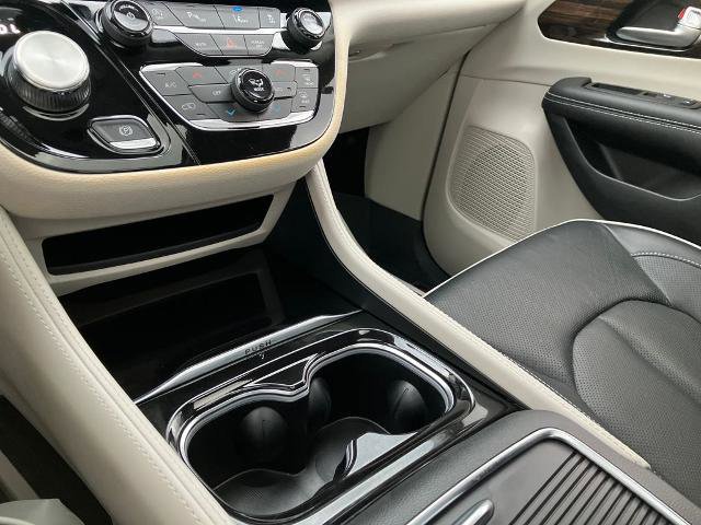 Used 2023 Chrysler Pacifica Limited AWD/4WD image 35