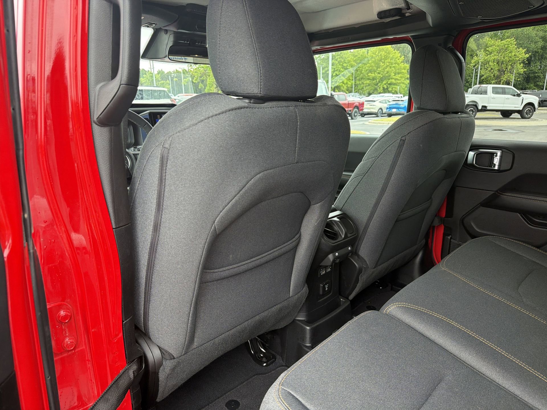 Used 2025 Jeep Wrangler Unlimited Sahara AWD/4WD image 16