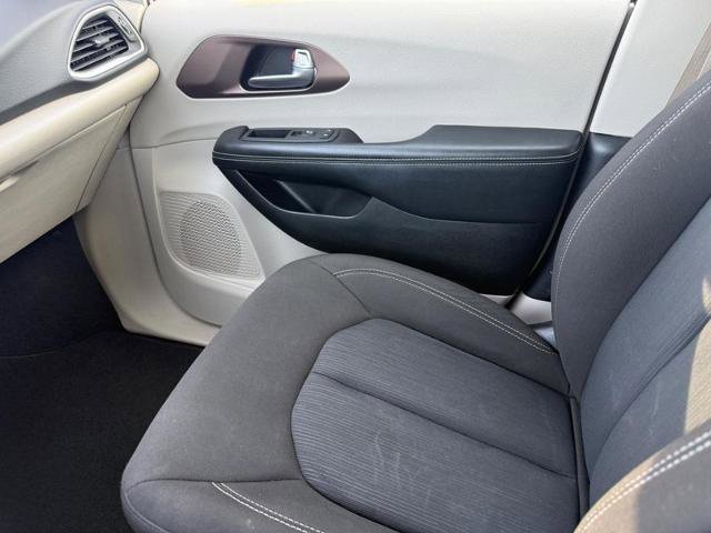 Used 2022 Chrysler Voyager LX image 21