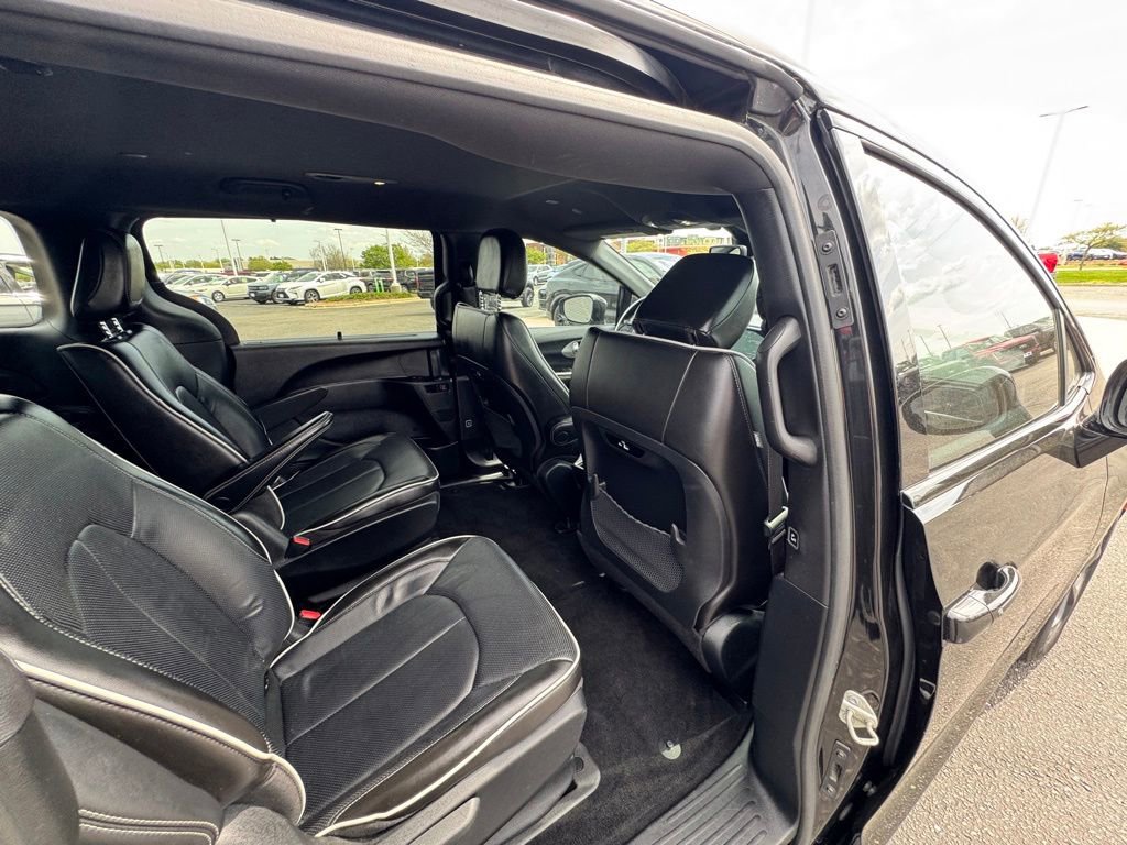 Used 2021 Chrysler Pacifica Limited w/ S Appearance Package FWD image 16