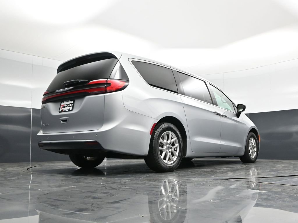 Used 2024 Chrysler Pacifica Touring-L image 45