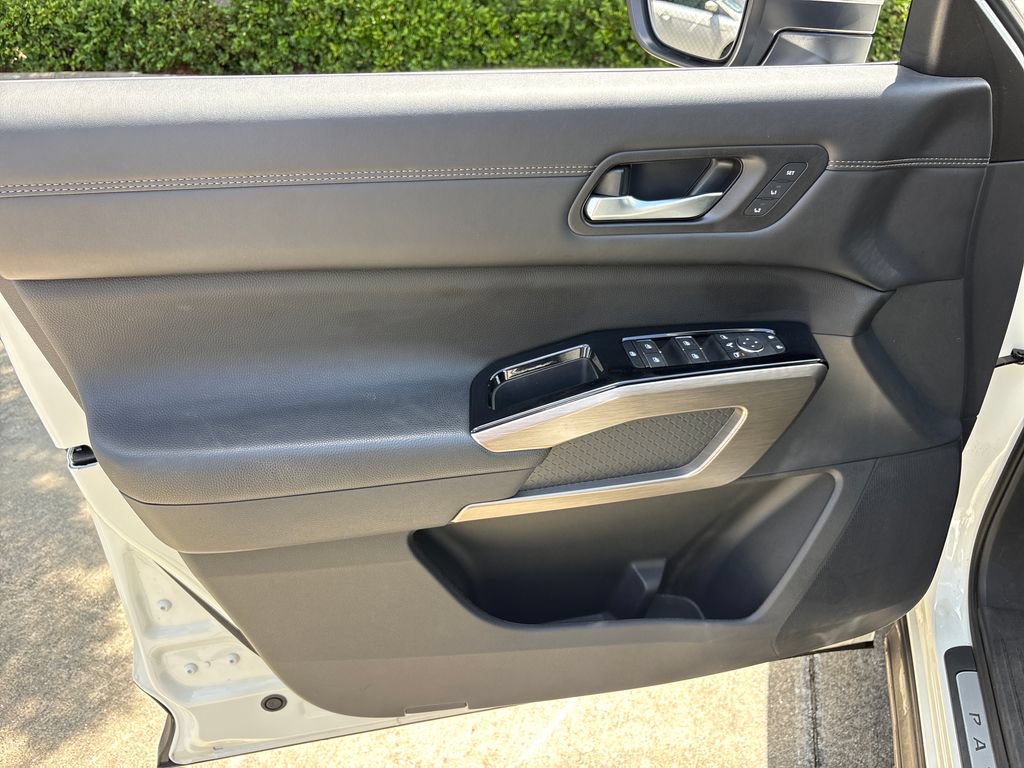 Used 2024 Nissan Pathfinder Platinum w/ Black Appearance Package FWD image 16
