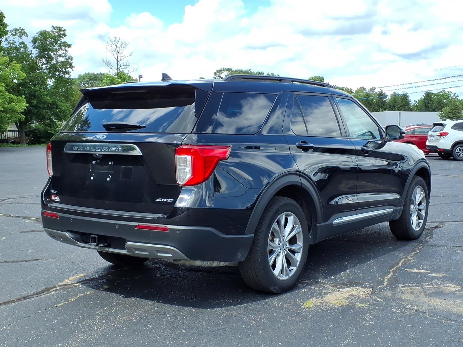 Certified 2024 Ford Explorer XLT w/ Equipment Group 202A AWD/4WD image 3
