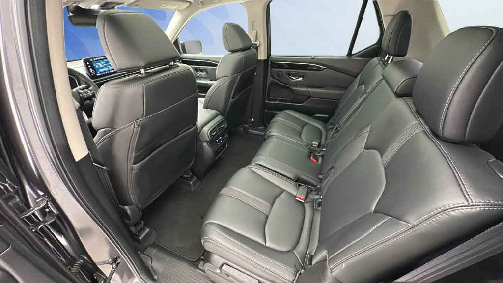Used 2025 Honda Pilot Touring image 9