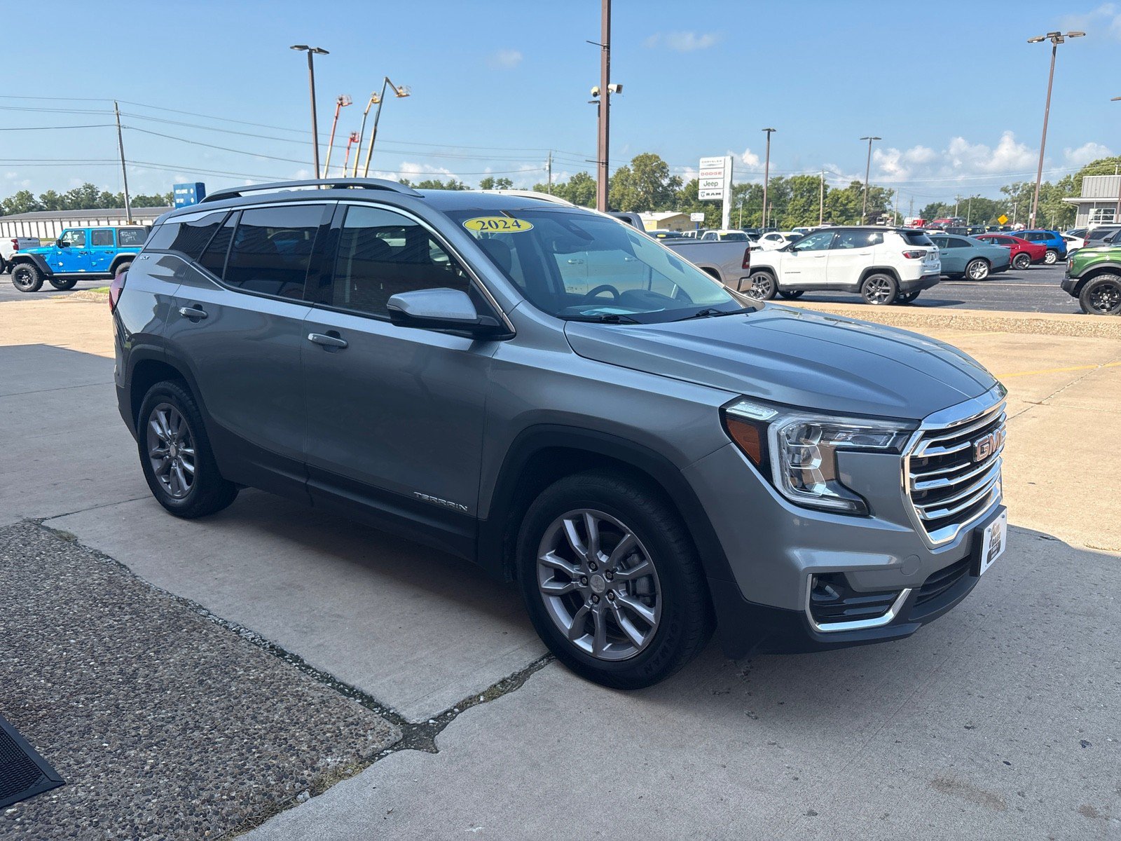 Used 2024 GMC Terrain SLT AWD/4WD image 7