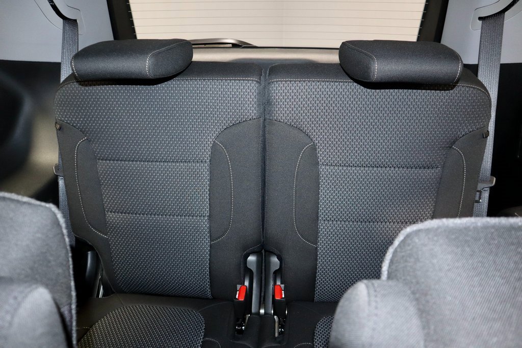 Used 2023 GMC Acadia SLE w/ Driver Convenience Package image 23