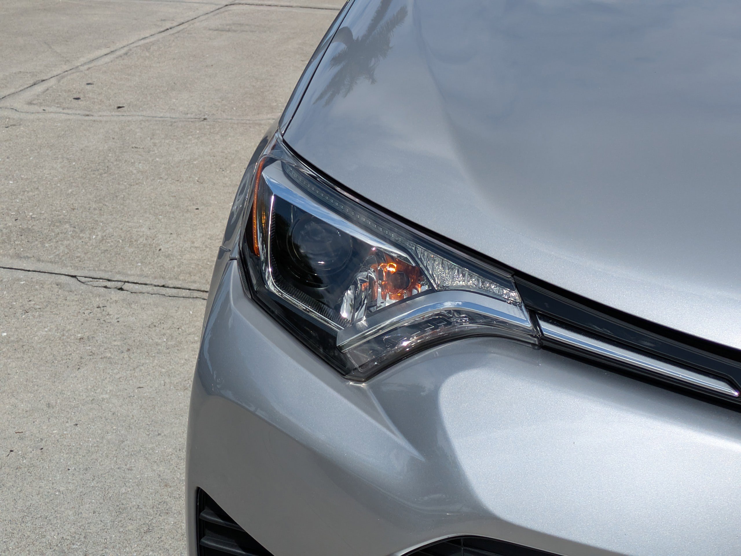 Used 2018 Toyota RAV4 LE w/ All Weather Liner Package FWD image 9
