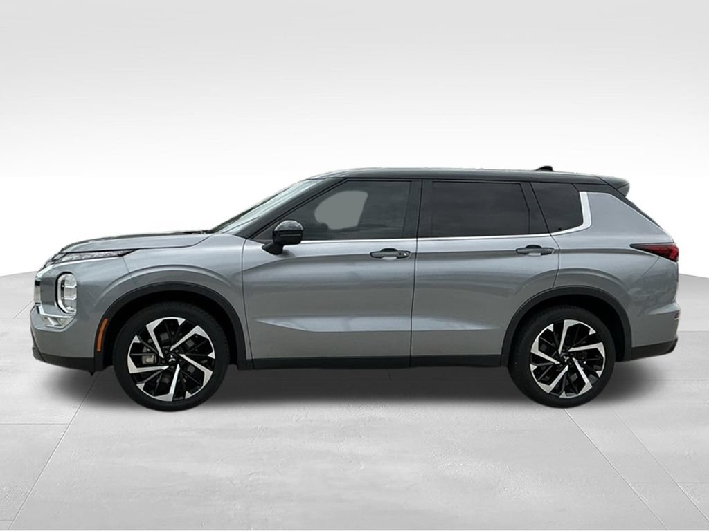 Used 2023 Mitsubishi Outlander SEL FWD image 3