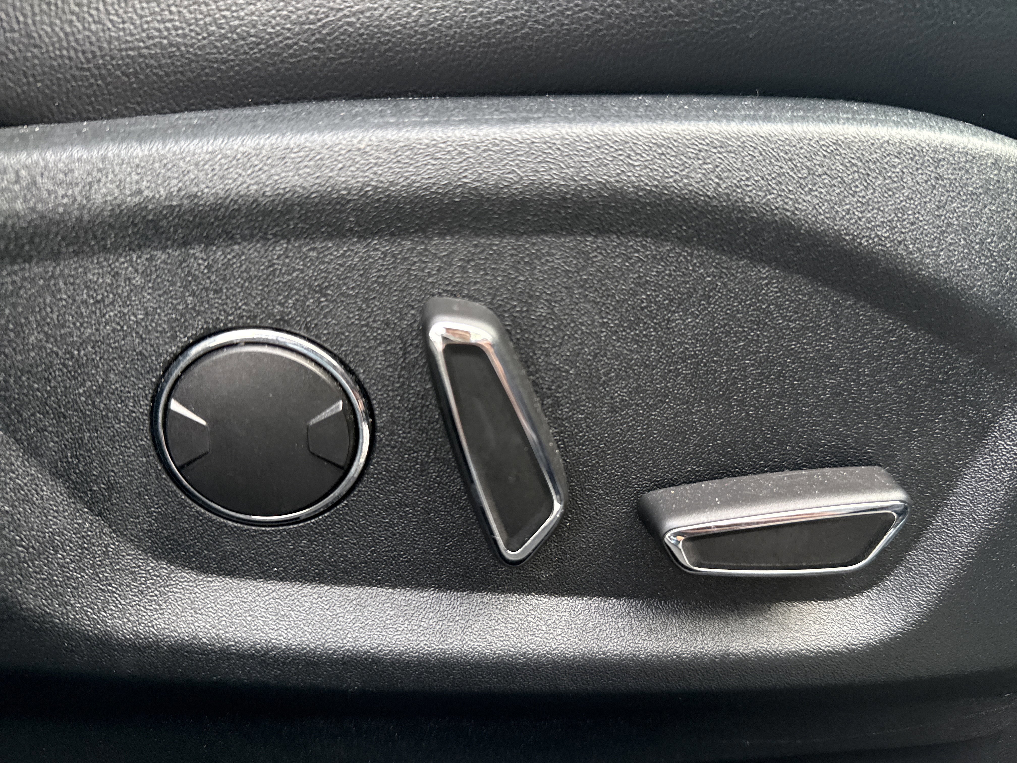 Certified 2019 Ford Edge Titanium w/ Equipment Group 301A image 31