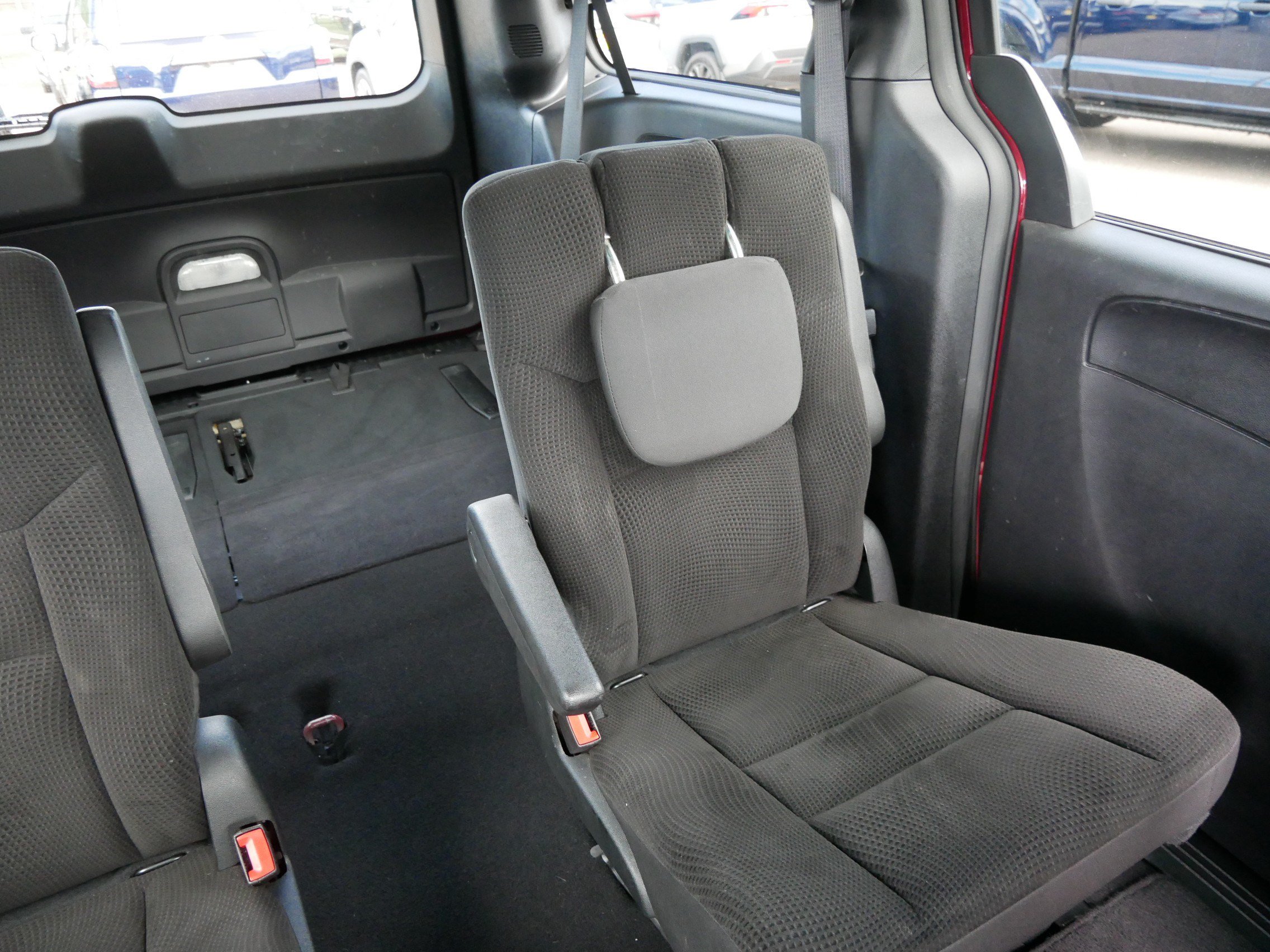 Used 2018 Dodge Grand Caravan SE FWD image 14