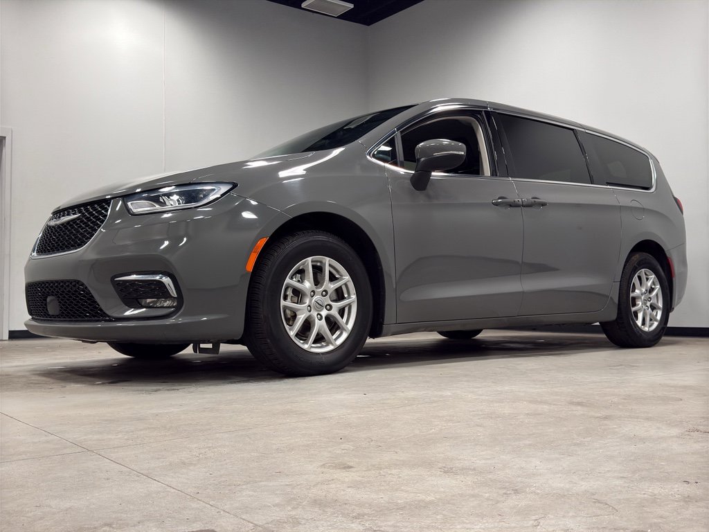 Used 2023 Chrysler Pacifica Touring-L image 4