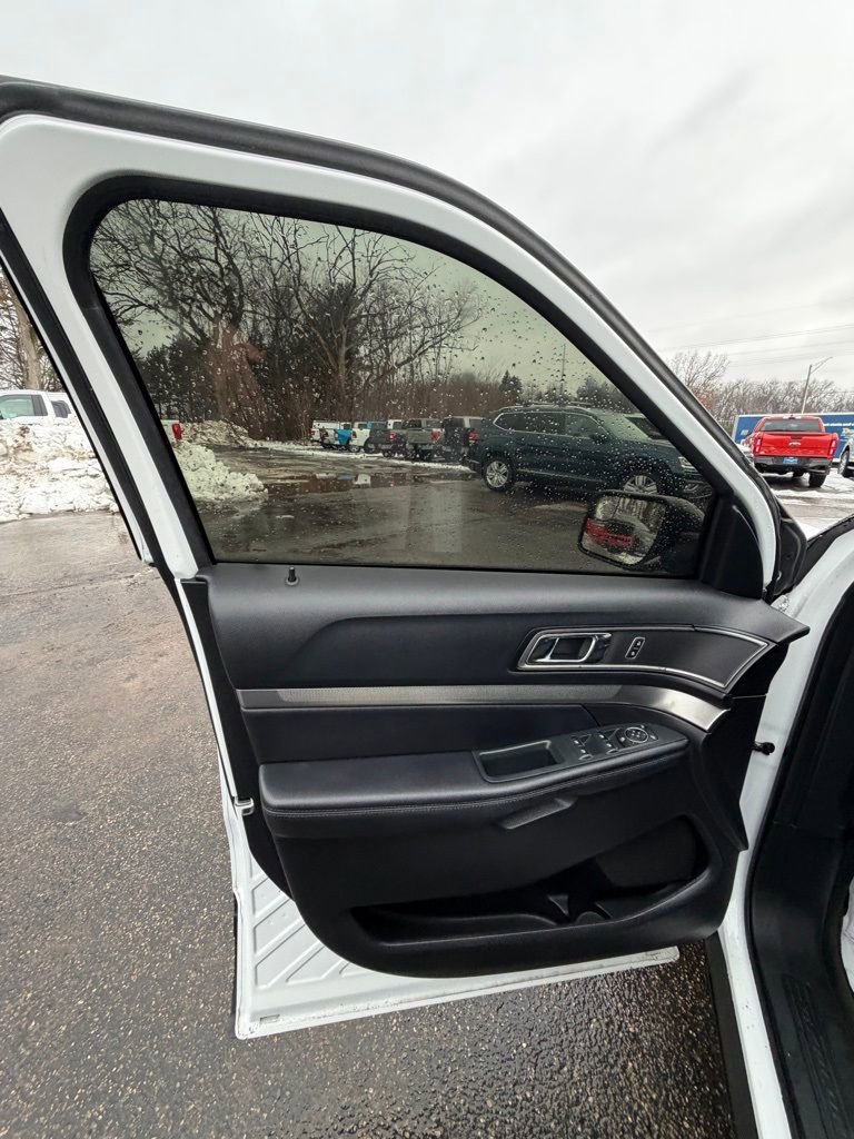 Certified 2018 Ford Explorer XLT FWD image 10