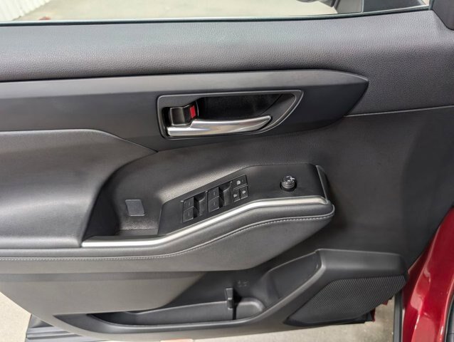 Used 2023 Toyota Highlander XLE AWD/4WD image 11
