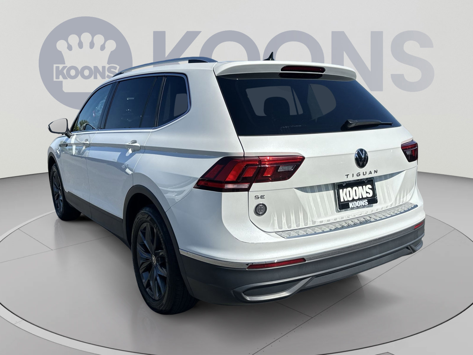 Used 2023 Volkswagen Tiguan SE w/ Panoramic Sunroof Package FWD image 14